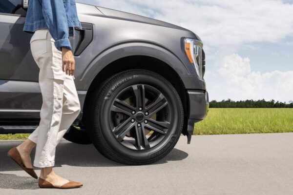 Pneu toute saison Michelin Defender LTX M/S 2 pour camions et VUS – Image 11