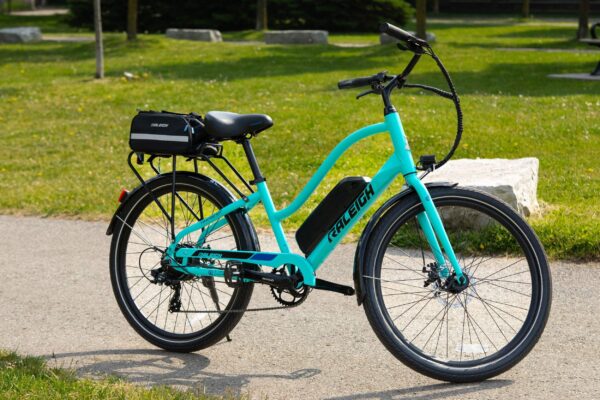 Vélo électrique léger Raleigh Oceania, phares avant et arrière, 26 po, bleu – Image 9