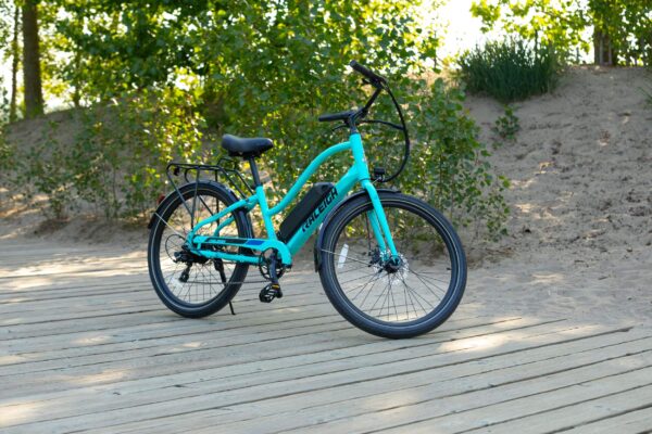 Vélo électrique léger Raleigh Oceania, phares avant et arrière, 26 po, bleu – Image 8