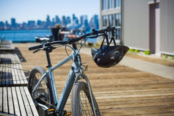 Vélo électrique Raleigh Transit Urban avec phares avant et arrière, roue de 27,5 po, gris – Image 10
