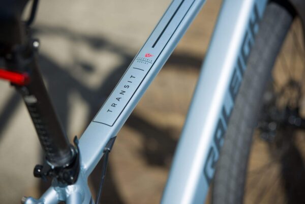 Vélo électrique Raleigh Transit Urban avec phares avant et arrière, roue de 27,5 po, gris – Image 11