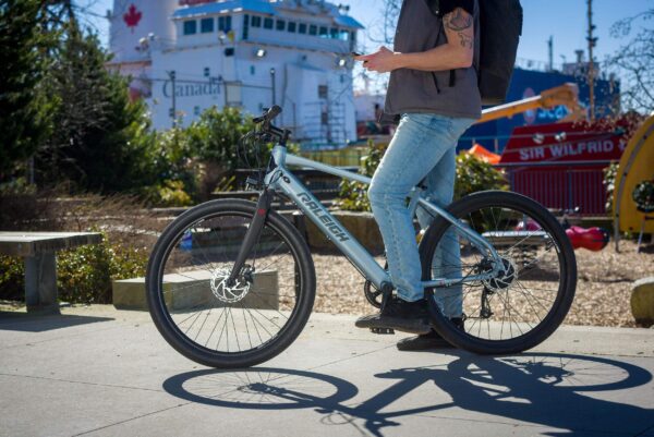 Vélo électrique Raleigh Transit Urban avec phares avant et arrière, roue de 27,5 po, gris – Image 12