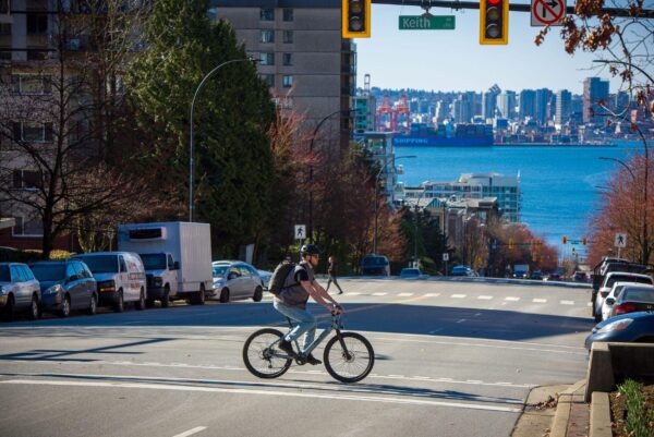 Vélo électrique Raleigh Transit Urban avec phares avant et arrière, roue de 27,5 po, gris – Image 13