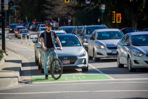 Vélo électrique Raleigh Transit Urban avec phares avant et arrière, roue de 27,5 po, gris – Image 14