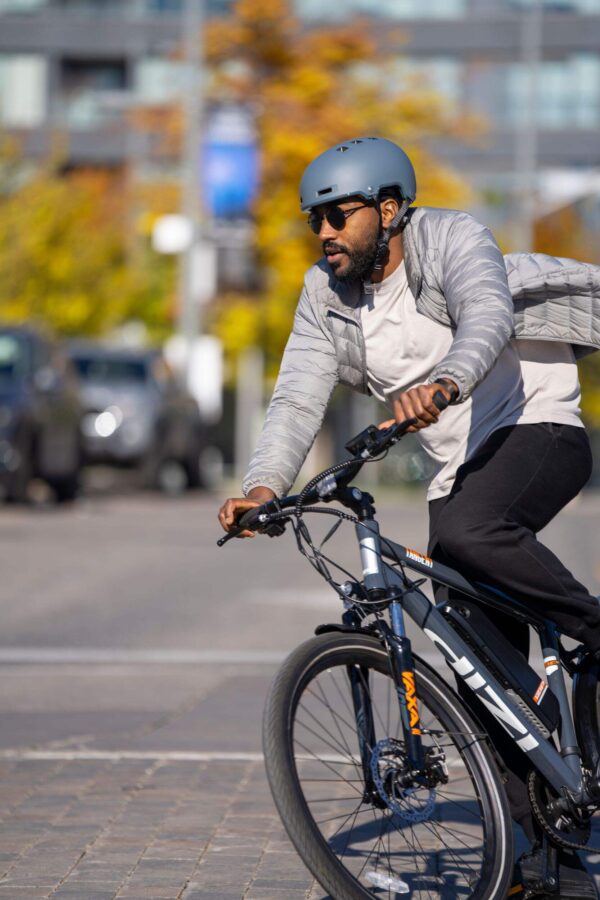 Vélo électrique iZip Tangent tout terrain, 48 V avec bac de rangement, 26 po, gris – Image 11