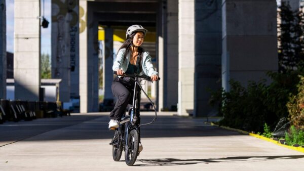 Vélo électrique 36 V iZip Polo avec batterie intégrée au cadre et affichage DEL, roues de 16 po, bleu – Image 9